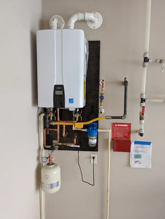 Professional plumber installing copper piping in a Nogales home